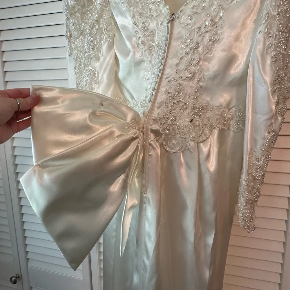 Stunning classic wedding dress - Picture 9 of 16